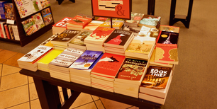 Bücher auf einem Tisch