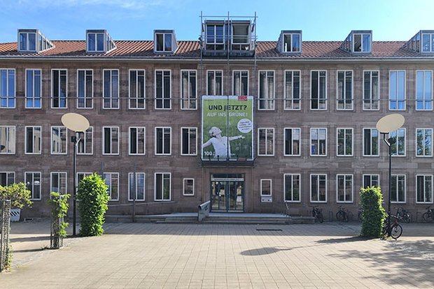Gebäude des Bildungszentrums am Gewerbemuseumsplatz 1