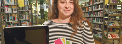 Frau mit Bibliotheksausweisen
